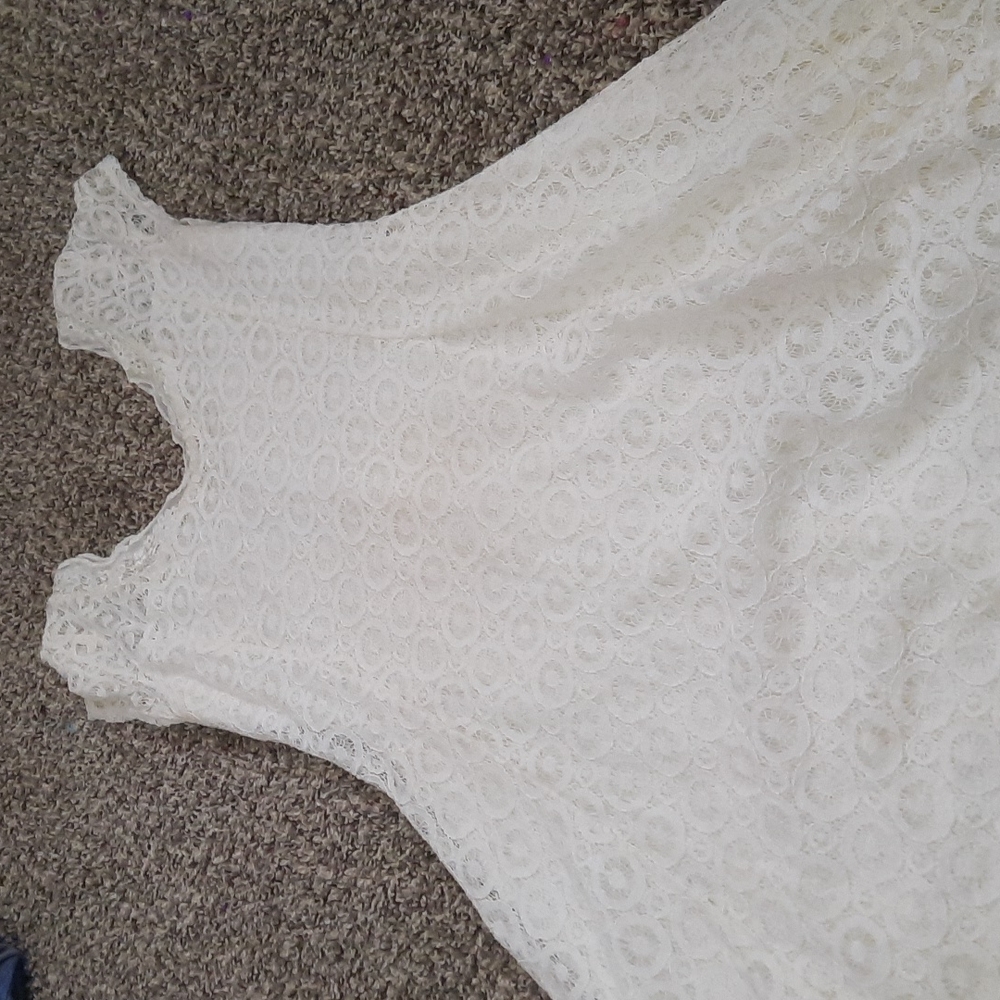 Lace dress - Picture 2 of 4
